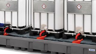 Die IBC-Station Euro-3R aus Polyethylen (PE) mit Abfüllbereich zum direkten Abstellen von drei 1000-l-IBC trägt insgesamt 6000 kg. (Denios)