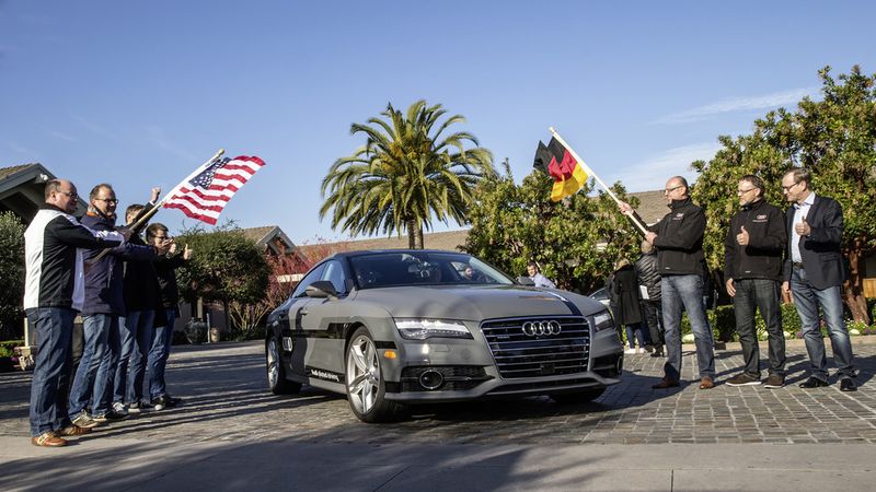 Start zur 550 Meilen langen pilotierten Testfahrt vom Silicon Valley nach Las Vegas: Ricky Hudi, Leiter Entwicklung Elektrik/Elektronik, (links) und Ewald Gössmann, Excecutive Director Electronic Research Lab California (ERL), (Dritter von rechts) schicken den Audi A7 Sportback piloted driving concept auf die Strecke (Bild: Audi)