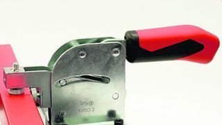 Der Kombispanner positioniert und spannt mit einem Handgriff: Die Bewegung des Handgriffes wird zunächst in eine waagrechte Positionierbewegung und danach in eine senkrechte Spannbewegung übertragen. Bild: AMF (Archiv: Vogel Business Media)