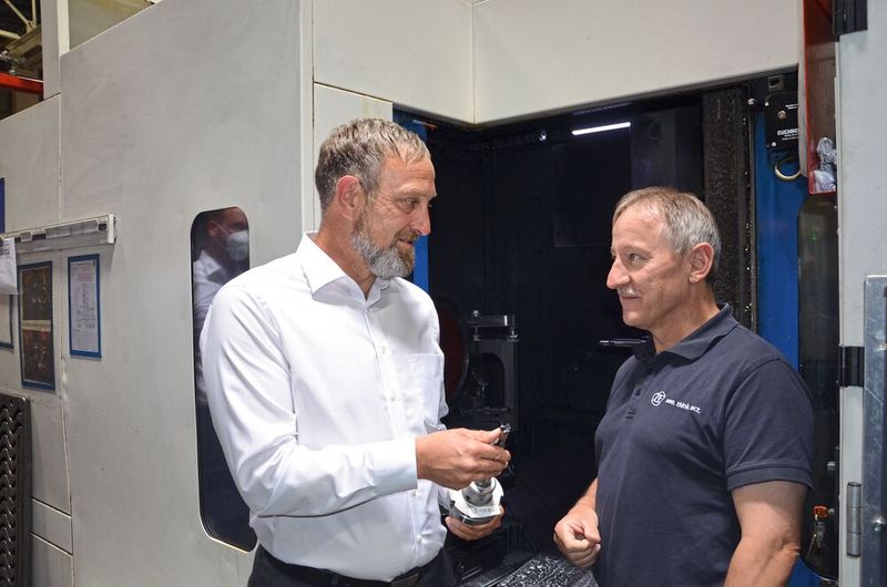 Vereinbarten gemeinsame Tests unter Praxisbedingungen vor Ort (v. l.): Hubert Fischer, Beratung und Verkauf bei Iscar und Franz Königseder, Prozessplanung bei ZF Passau. (Bild: Iscar)