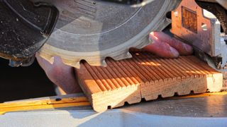 Bei der ständigen Zustimmung sagt man „ja“ zu einer Gefährdungssituation. Abhängig von der jeweiligen Maschine kann das bedeuten: Ja, ich bin noch da und passe auf. (Bild: frei lizenziert)