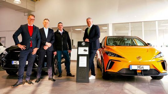 V. l.: Marc Kandel (Vertriebsleiter bei Senger), Lars Jörg (Vertrieb), Markus Ruppel (Standortleiter Friedberg) und Mario Böhm (Regionalleiter Hessen)(Bild:  Marc Kandel/Senger-Gruppe)