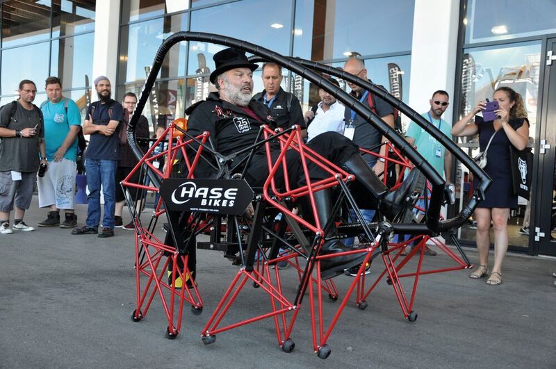 Inspiriert vom niederländischen Künstler Theo Jansen hat Hase Bikes die Grundkonstruktion der bionischen Kunstwerke für das Fahrrad übernommen. (Messe Friedrichshafen)
