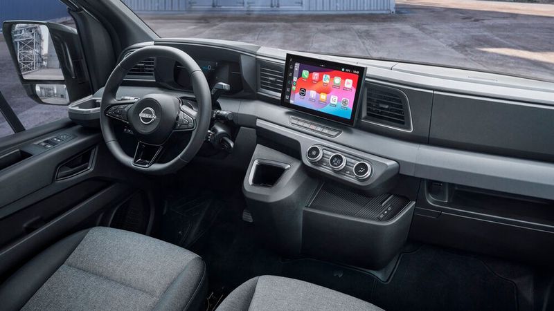 Von wegen Nutzfahrzeug-Tristesse: Das Cockpit des Interstar bietet viel Pkw-Flair. (Bild: Nissan)