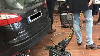 Die NO2-Belastung in den deutschen Städten ist zuletzt gesunken. Damit es dabei bleibt, fordert das UBA unter anderem eine NOx-Messung im Rahmen der Abgasuntersuchung. (Helge Jahn / UBA)