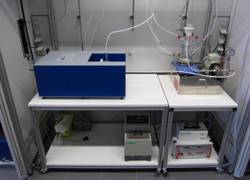 Versuchsaufbau zur Messung von Isocyanat in verschiedenen Lösungsmitteln. Links im Bild ist der Demonstrator zu sehen. (Bild: BASF)
