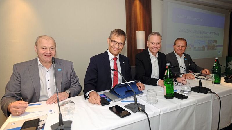 V. l.: Bundesinnungsmeister und ZDK-Vizepräsident Detlef Peter Grün, Hauptgeschäftsführer Dr. Kurt-Christian Scheel, Präsident Arne Joswig und ZDK-Vize Thomas Peckruhn(Bild:  Zietz - VCG)