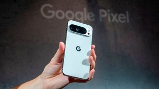 Hier blickt man auf das Pixel 10 von Google. Damit will der Konzern dem Widersacher Apple das Leben schwermachen ... (Bild: dpa)