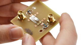 19 mm lang und 4 mm breit sind die silbern glänzenden Magnetfeldsensoren, die Forscher an der CAU entwickelt haben. Für eine medizinische Anwendung müssten sie jedoch noch weitaus kleiner und empfindlicher werden. (Siekmann/CAU)