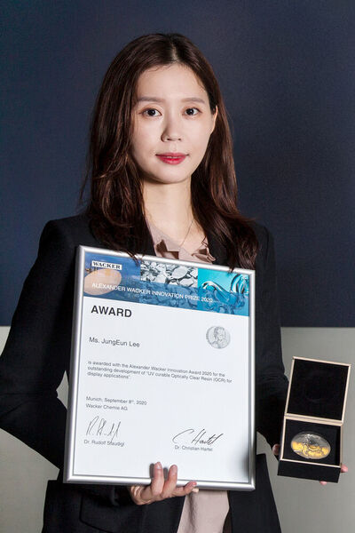 JungEun Lee von Wacker Chemicals Korea erhielt zusammen mit SeungA Lee den Alexander-Wacker-Innovationspreis für die Entwicklung neuartiger Siliconharze für Optical-Bonding-Anwendungen. (Wacker)