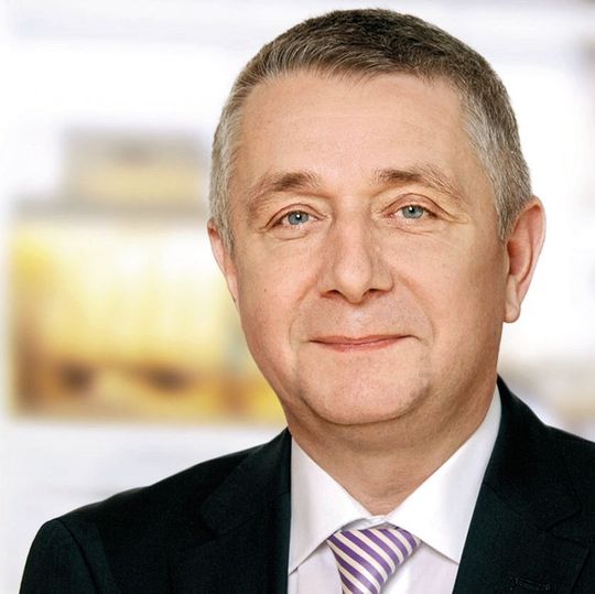 Dr. Armin Wedel, 1. Vorsitzender beim DFF: „Firmen im Display-Umfeld kämpfen mit der natürlichen Fluktuation. Wir müssen gezielt junge Unternehmen ansprechen und sie für eine Mitgliedschaft gewinnen.“ Dr. Armin Wedel, 1. Vorsitzender beim DFF: „Firmen im Display-Umfeld kämpfen mit der natürlichen Fluktuation. Wir müssen gezielt junge Unternehmen ansprechen und sie für eine Mitgliedschaft gewinnen.“