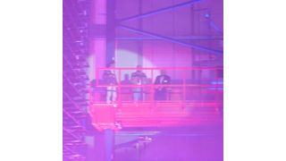 Moderator Kultstadionsprecher André Scheidt, Trompeter Bruce Kapusta und Erwin Schierle weihen das neue Hochregallager in Neuss ein. (Finus)