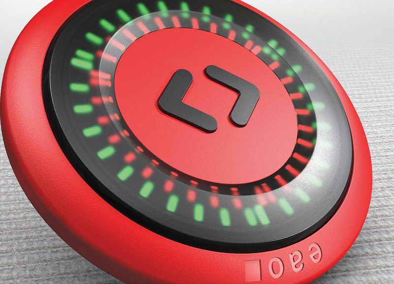 Bei den neuen Türöffnertasten der Baureihe 57 hat EAO die Bedienbarkeit durch die große Tastfläche von 74 Millimetern Durchmesser wesentlich vereinfacht, besonders für Personen mit eingeschränkter Mobilität. Leuchtringe und Symbolträger bilden gemeinsam die Tastfläche und lassen auch eine Bedienung mit Handschuhen, Gehhilfen oder Ellenbogen zu. (Bild: EAO)