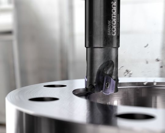 Mit der Wendeschneidplatten-Sorte GC1240 bringt Sandvik Coromant etwas in die Zerspanungswelt, das eine spezielle Beschichtung trägt, die das Werkzeugsystem deutlich verschleißfester macht und die Produktivität erhöht ...(Bild:  Sahdvik Coromant)