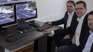 (v.l.n.r.) Georg Martin, Marketingleiter bei Dallmeier, Edmund Johanns, Geschäftsführer von Johanns Systemhaus, und Jürgen Seiler, Geschäftsführer von David IT, beim Startschuss des Dallmeier-Lösungszentrums in Bitburg. (Bild: Johanns Systemhaus)