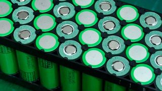 Lithium-Ionen-Batterien unterliegen einem bisher nur theoretisch erklärten Kapazitätsverlust. Dieser konnte von deutschen Forschern nur auch in der Praxis erforscht, bestätigt und erklärt werden: Der kupferne Stromkollektor der Batterie zieht Lithium an und hält es fest ... (Bild: Battery Source)