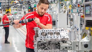 Porsche hat in Stuttgart-Zuffenhausen ein Motorenwerk für Achtzylinder-Motoren eröffnet. Ergonomie und Digitalisierung spielen darin eine wichtige Rolle. (Porsche)