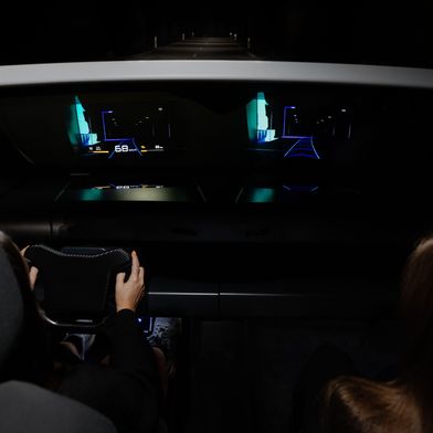 Hella setzt auf die 3D-Lichtfeldtechnik des finnischen Start-ups Distance Technologies. Der Zulieferer will damit ein Head-up-Display auf den Markt bringen. (Bild: Forvia Hella)