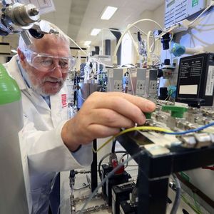 Forscher der Cardiff University haben einen Weg gefunden, um aus dem in der Atemluft enthaltenen Methan durch Katalyse Methanol herzustellen.