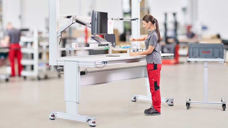 Ein ergonomisch eingerichteter Montagearbeitsplatz unterstützt effiziente Arbeitsabläufe und reduziert körperliche Belastungen. (Bild:  item)