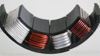 Hier wird verglichen, wie die herkömmliche Wickeltechnik (rechts) und die neue lageangepasste Wickeltechnik (links) des IWU die trapezförmigen Nuten im Stator eines Elektromotors ausfüllen. Gut erkennt man, dass links deutlich mehr Windungen reinpassen. Die Motorleistung wäre höher. (Bild: Fraunhofer IWU)