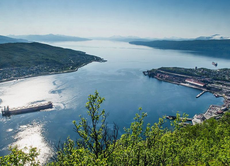 Im beschaulich anmutenden Hafen von Narvik/Norwegen nutzt das schwedische Bergbauunternehmen LKAB eine gigantische Verladestation zur Befüllung von Eisenerz-Frachtern. (Bild: SKF)