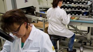 Fertigungszelle: Die Ihlemann AG setzt mit einem reibungslosen Produktionsfluss auf ein neues Konzept. Weil alle Arbeitsschritte ohne Unterbrechungen miteinander verknüpft sind, sinkt die Durchlaufzeit und die Produktivität erhöht sich. (Bild: Ihlemann)