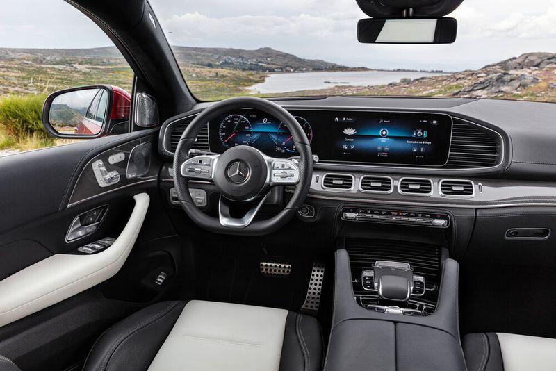 Im Cockpit zieht das neue Infotainment-System MBUX ein. (Daimler)