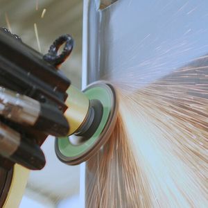 Automatisiertes Schleifen erleichtert die Arbeit und erhöht die Produktivität.(Bild:  CLOOS)