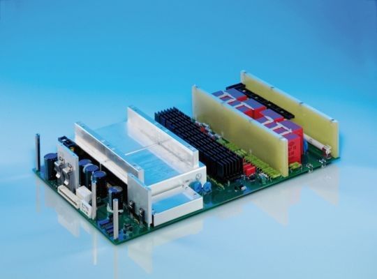 Ein DC/DC-Wandler für den Einsatz als Notstarteinrichtung zur Versorgung von Fahrzeugsteuergeräten auf Schienenfahrzeugen bei tiefentladener Batteriespannung. (Bild: Grau Elektronik)