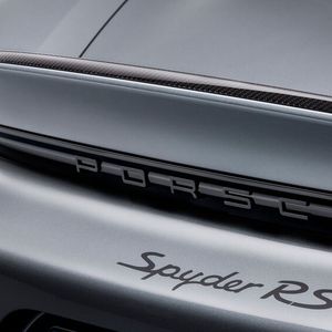 Klassisch: Der Spyder trägt eine prägnante Abrisskante im Entenbürzel-Design.(Bild:  Porsche)