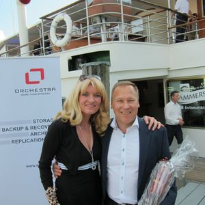 Manuela Christel Schüller und Geschäftsführer Dietmar Ulrich begrüßen die Gäste zur Geburtstagsfeier von Orchestra.