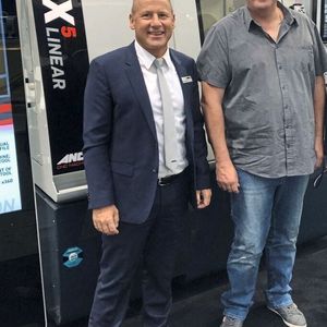 Mit der FX5 Linear und dem integrierten AR300-Laderoboter fand die Bachert Werkzeugschleiftechnik die passende Automatisierungslösung für den Nachschleifservice (von links): Rüdiger Klett, Gebietsverkaufsleiter von Süddeutschland bei Anca Europe, und Dieter Bachert, Inhaber der Bachert Werkzeugschleiftechnik. 