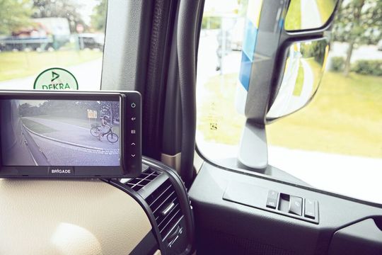 Zum Abbiegeassistenten, den die Edeka verbaut, gehört eine Kamera, die den gefährlichen toten Winkel voll einsehen kann. Ein Bildschirm im Fahrerhaus zeigt diesen Bereich an.(Bild:  Edeka/www.schraegformat.de)