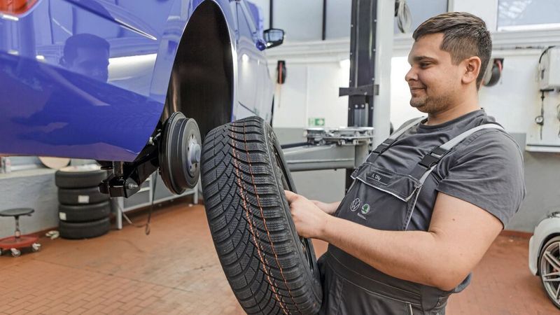 Vertragswerkstätten können Mewa die komplette Logistik für die Textilien überlassen: Im vereinbarten Turnus wird die Kleidung abgeholt, gewaschen und sauber wieder angeliefert.  (Bild: Mewa)