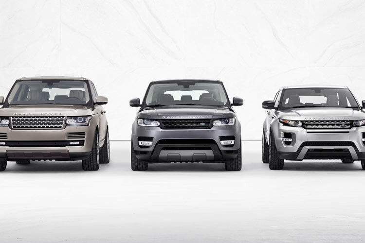 Die Range-Rover-Familie im Überblick. Im Vergleich zum Range Rover (links) ist der Range Rover Sport (Mitte) 149 Millimeter kürzer und 55 Millimeter flacher. (Foto: Land Rover)