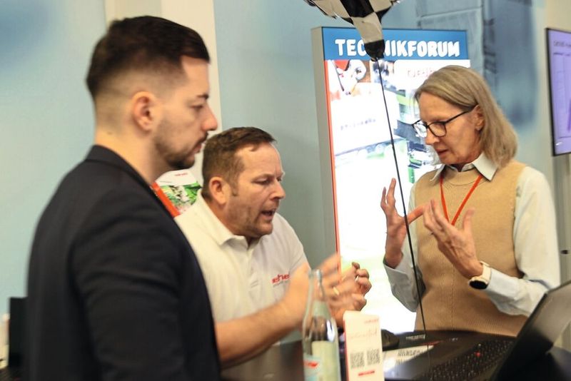 Engagierte Diskussion unter Fachleuten. Das Technologieforum bei GF Machining Solutions war eine Plattform für intensiven Wissensaustausch rund um Prozesse, Materialien und Verfahren. (Bild: Maschinenmarkt)