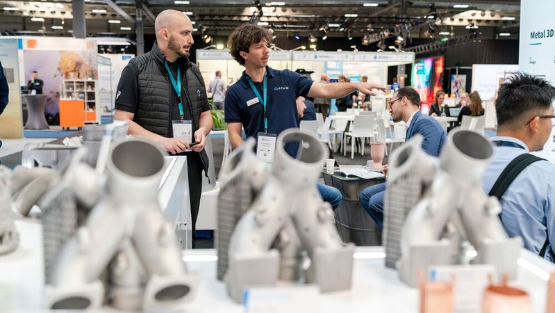 Zum 20-jährigen Jubiläum der Rapid.Tech 3D kamen im letzten Jahr insgesamt 2.700 Gäste aus dem In- und Ausland, um sich unter anderem die knapp 100 Ausstellerpräsentationen anzusehen.(Bild:  Christian Seeling)