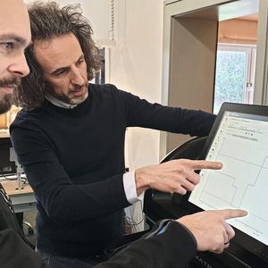 Ingersoll Anwendungstechniker Thomas Kölbl (links) und Geschäftsführer Christian Schunk schauen sich den Bestandsverlauf für ein bestimmtes Werkzeug an. Wird eine eingestellt Mindestmenge unterschritten, generiert das Matrix-System automatisch einen Fertigungsauftrag.(Bild:  Ingersoll)