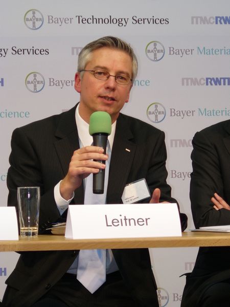 Prof. Dr. Walter Leitner, Institut für Technische und Makromolekulare Chemie, RWTH Aachen: „Die einzelnen Projekte umfassen Fragestellungen wie die Synthese niedermolekularer Polymerbausteine für Spezialkunststoffe, die Erschließung alternativer Rohstoffquellen z.B. durch die Aktivierung von CO2 als Synthesebaustein, oder die katalytische Herstellung neuer Materialien wie Kohlenstoff-Nanoröhren.“ (Archiv: Vogel Business Media)