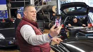 Authentisch berichtet der Geschäftsführer Sven Sliwa in kurzen Videos auf seinen Social-Media-Kanälen aus dem Alltag seines Kfz-Betriebs und befeuert damit sein Werkstattgeschäft. (Bild: Schreiner – »kfz-betrieb«)