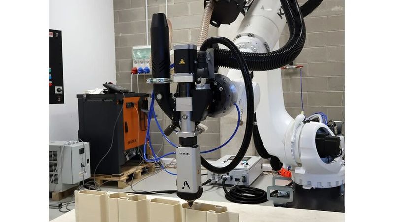 Für den präzisen robotergestützten großformatigen 3D-Druck (LFAM) hat Caracol die nächste Generation des HA-Extruders (High Accuracy) entwickelt, der auf der Fertigungsplattform Heron AM zum Einsatz kommt. (Bild: Caracol)