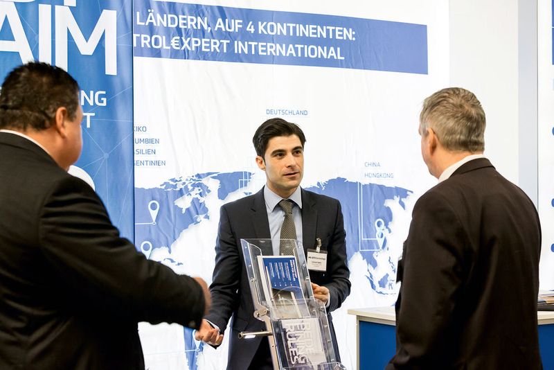 Die digitale Serviceabwicklung sei mit dem Postmaster von Control Expert bereits Realität, erklärte Levent Sakir (Mitte) den Besuchern. (Stefan Bausewein)