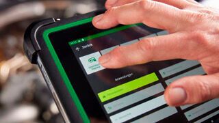 Bei der Fehlersuche verfügt die KI über eine umfangreiche Datenbank. Die Funktion lässt sich im App-Launcher des Diagnosegeräts auswählen.(Bild:  Hella Gutmann)