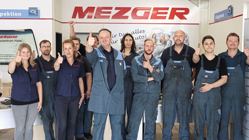 Teamwork im besten Sinn: Werkstattleiter Jörg Hofmann (Mitte) hat eine erfolgreiche Servicemannschaft an seiner Seite. (Bild:  Dominsky/»kfz-betrieb«)