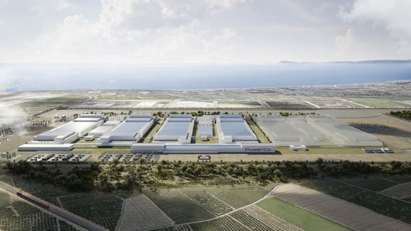 Die geplante Batteriezellfabrik von VW/Powerco liegt nördlich von Valencia unweit des Hafens von Sagunt (links). Rechts ist leicht transparent eine Erweiterungsstufe der Fabrik angedeutet.(Bild:  Volkswagen AG)