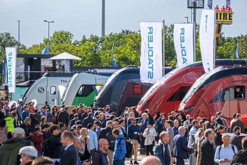 Etwa 175.000 Besucher kamen zu 15. InnoTrans nach Berlin. Entsprechend eng ging es an manchen Tagen auf dem Freigelände zu. (Bild: © 2026 Richard Oed)