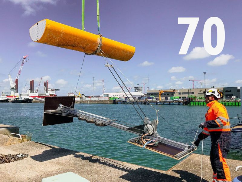 Prozent der Wellenenergie kann das Wellenkraftwerk Nemos in mechanische Energie umwandeln. Der Schwimmkörper absorbiert die einströmende Energie, die er über einen federbelasteten Riemenantrieb auf einen Generator überträgt. Das System kann in der Größe an unterschiedliche Umgebungen angepasst werden. Bisher wird ein Prototyp getestet, die geplanten ersten kommerziellen Kraftwerke sollen jeweils Strom für 700 bis 800 Haushalte liefern. (Nemos )