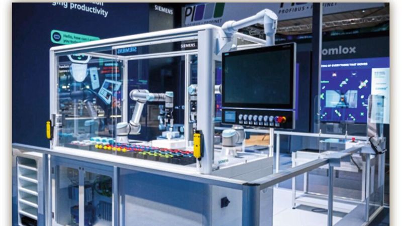 Smarte Fertigung im Modell: Über ein privates 5G-Netzwerk von Qualcomm koordinieren sich Roboterarm und Transportsystem in der autonomen Siemens-Produktionszelle.(Bild:  Qualcomm)