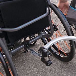 Einfach aber effizient: die leichte Anhängerkupplung für Rollstühle besteht aus drei Kunststoff-Rohrverbindern von RK Rose+Krieger und zwei Aluminiumrohren